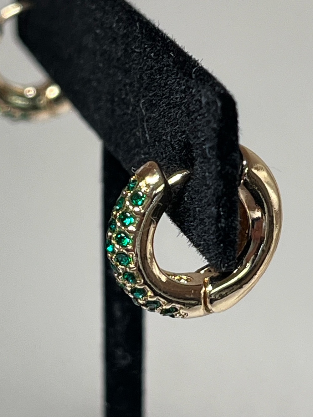 Vintage Gold Huggie Earrings with Green Crystals
Like new
Strong clasp
